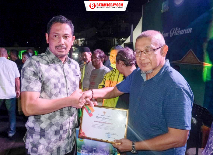 Sekretaris Daerah Kepulauan Anambas menyerahkan penghargaan kepada perwakilan masyarakat Kecamatan Siantan Tengah